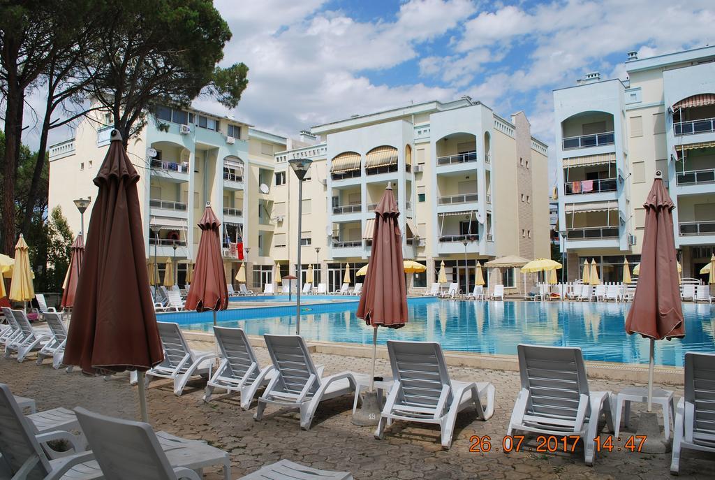 Arbi's Pool View