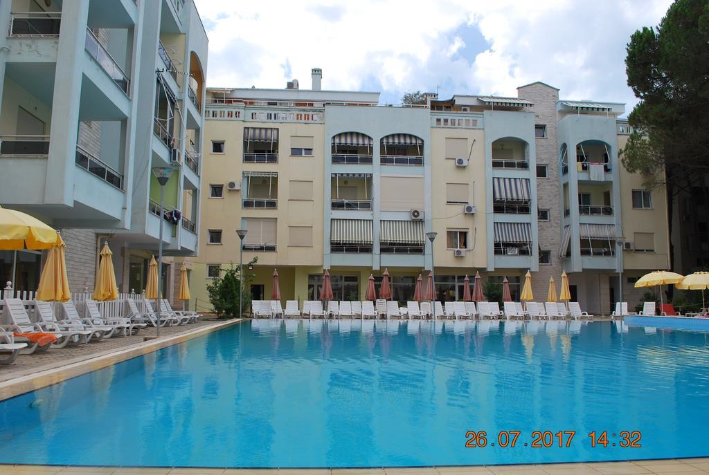 Apartment Arbi's Pool View *